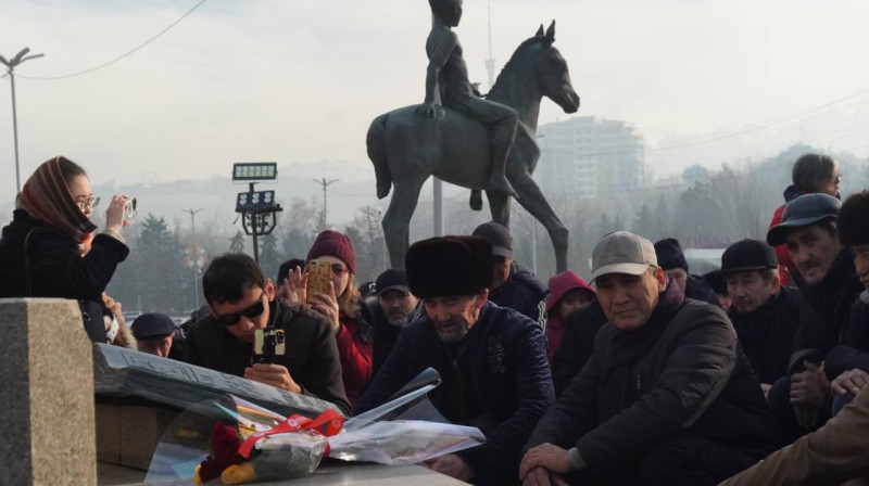Участники Кантара собрались на площади в Алматы
