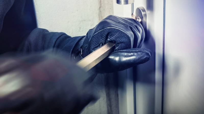 Жителя Астаны в Новый год домушники-рецидивисты обокрали на несколько миллионов тенге