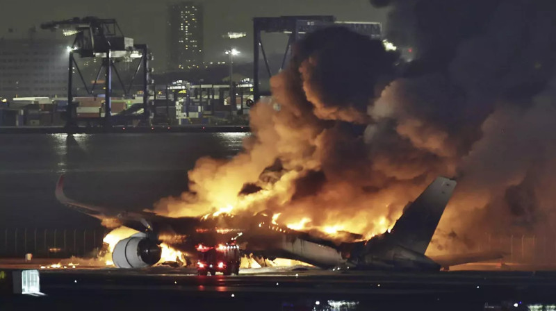 Столкновение самолетов в Токио: названа причина смерти экипажа