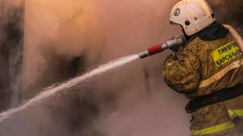 Детей эвакуировали из горящего батутного центра в Кокшетау