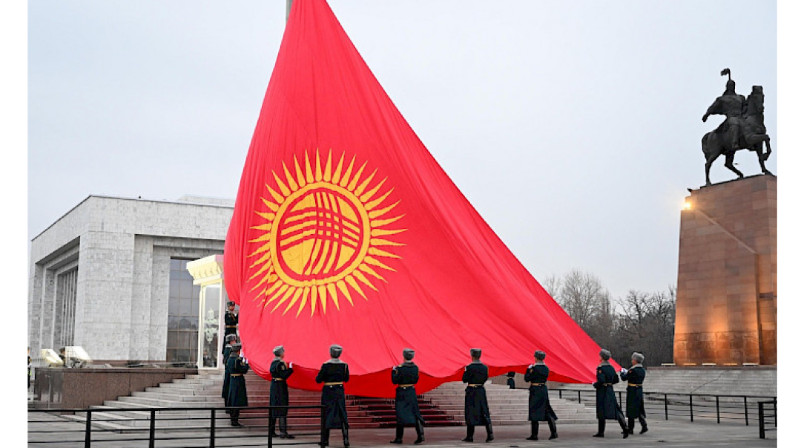 В Бишкеке подняли новый флаг Кыргызстана