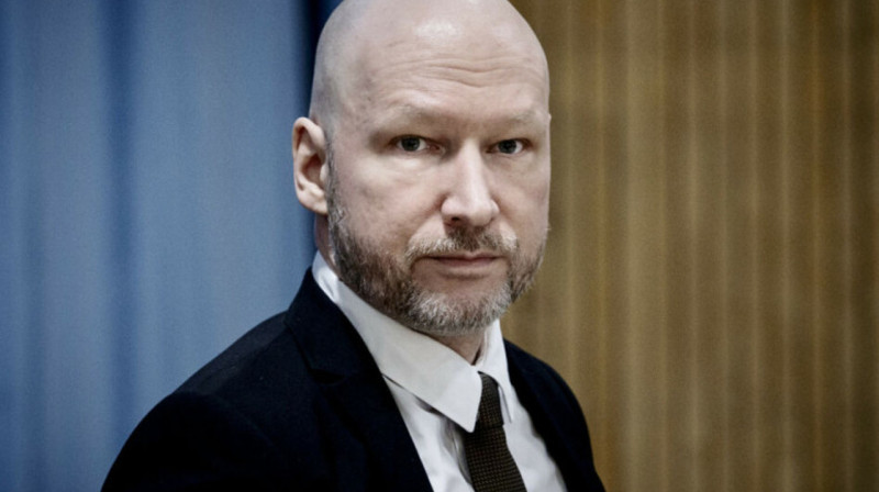 Убивший 77 человек экстремист пожаловался на "бесчеловечное обращение" в камере со всеми удобствами