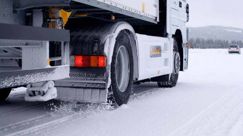 В ВКО помогли дальнобойщику, который несколько дней жил в фуре