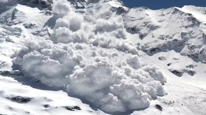 Жителей ВКО попросили не ездить в горы из-за схода лавин