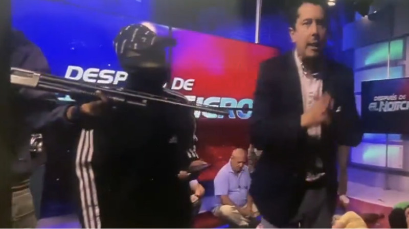 Неизвестные вооруженные ворвались в студию эквадорского телеканала во время прямого эфира