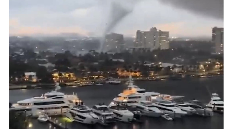 Торнадо обрушился на восточное побережье США