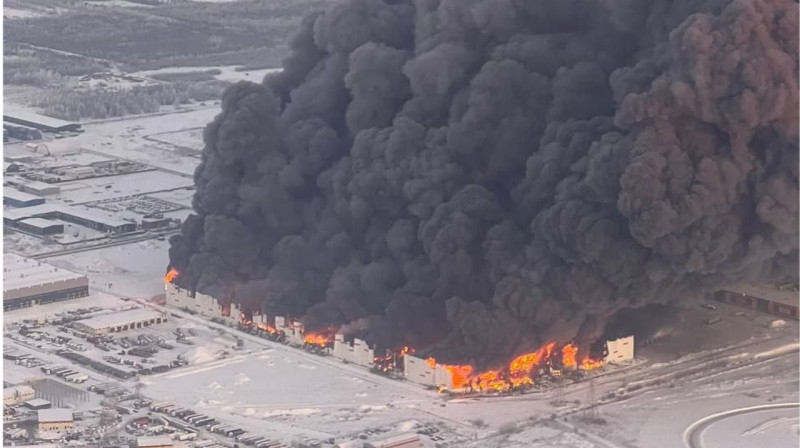 "Не выпускали без досмотра": во время сильного пожара на складе под Санкт-Петербургом пропал рабочий