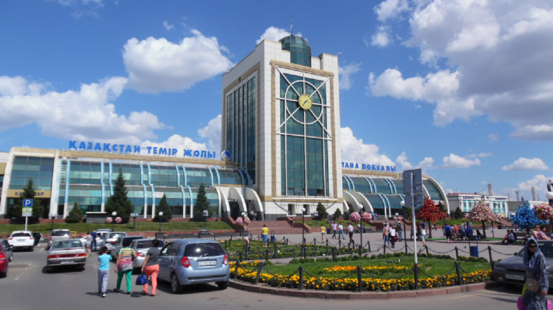 Давка у эскалатора произошла на вокзале в Астане. ВИДЕО