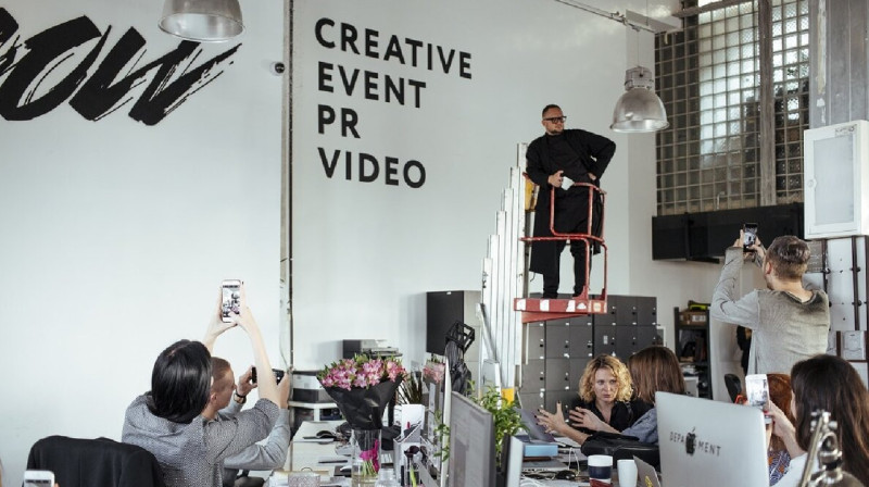 Самоликвидация: агентство, организовавшее «голую вечеринку» Ивлеевой, закрылось