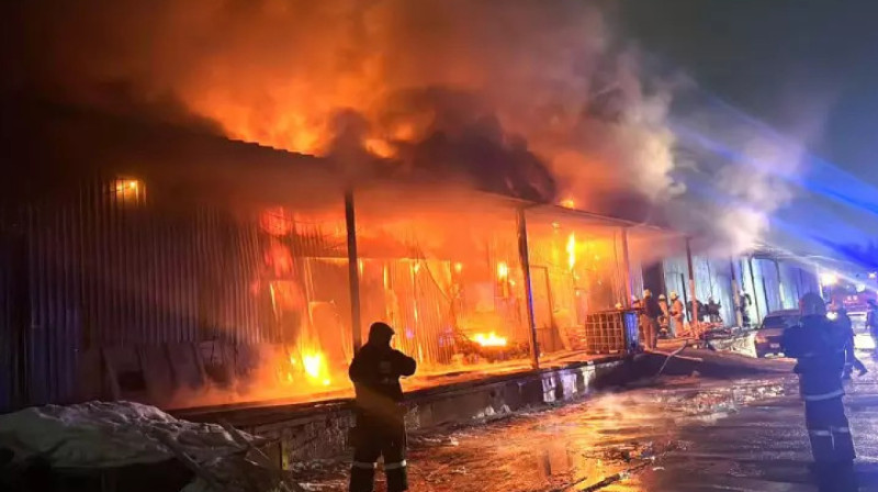В Алматы ликвидировали пожар на складе стройматериалов