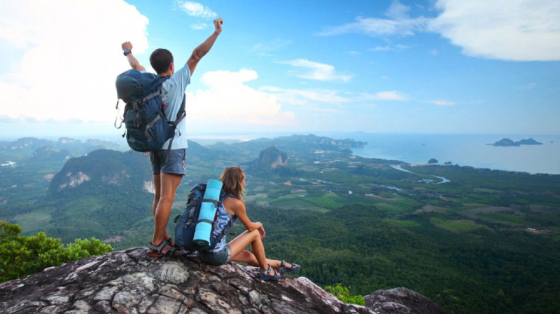 В Шотландии мужчина взял с собой в отпуск девушку и бездомного