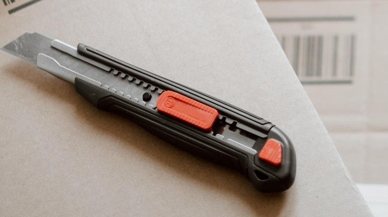 Школьница замахнулась канцелярским ножом на учителя в России