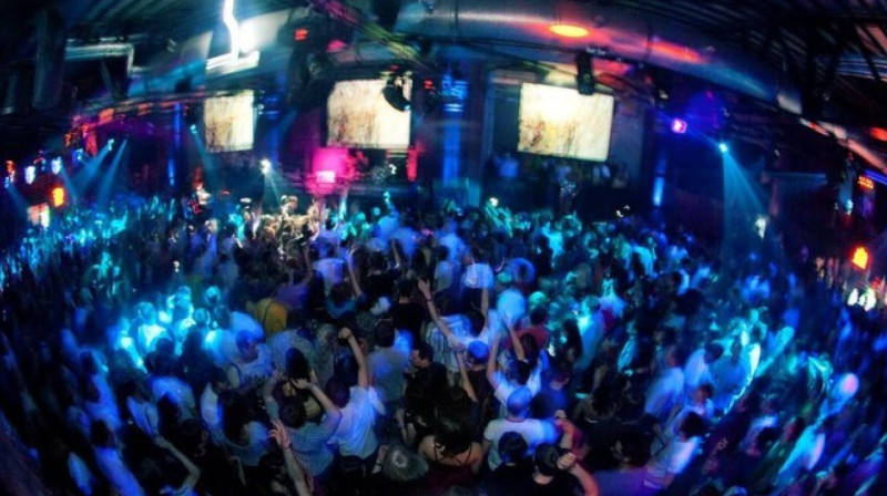 Двое учителей остались без работы после посещения ночного клуба