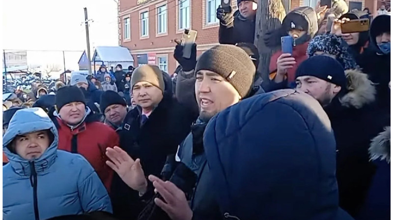После того, как башкирского активиста Алсынова увезли из здания суда, протестующие начали расходиться