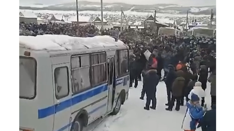 Протест в Башкортостане: силовики применяют дубинки и слезоточивый газ против собравшихся