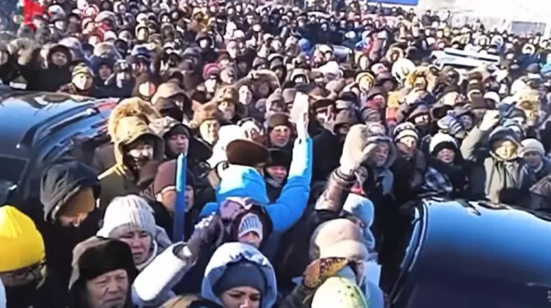 В башкирском Баймаке протестующие окружили и не отпускают силовиков