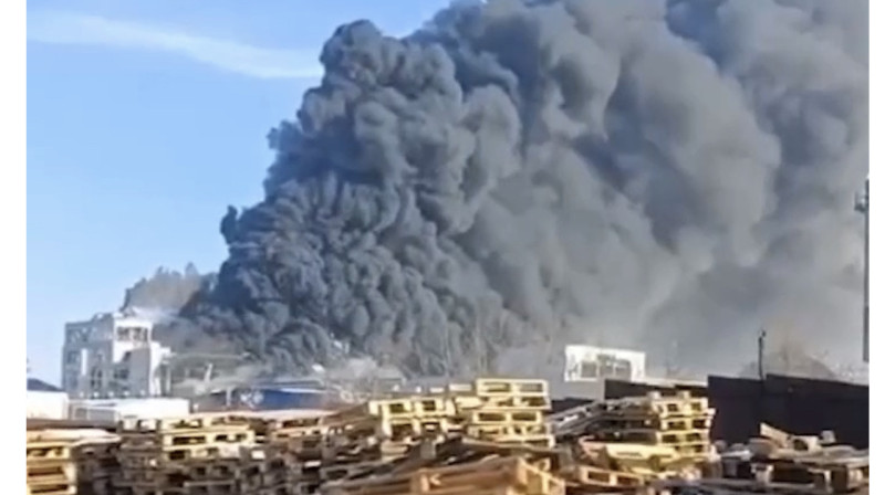 В Ростовской области горит Шахтинский полиэфирный завод