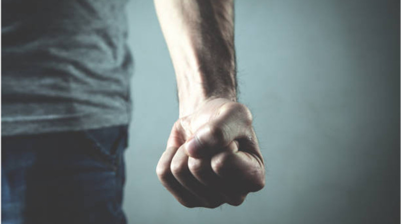 Мужчину избили и ограбили в Астане. ВИДЕО