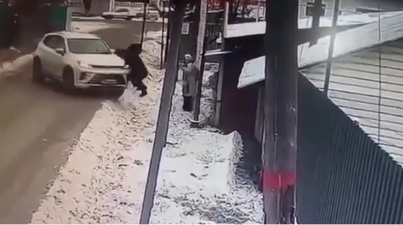 Школьник на авто сбил несовершеннолетнюю девочку в Алматинской области. ВИДЕО