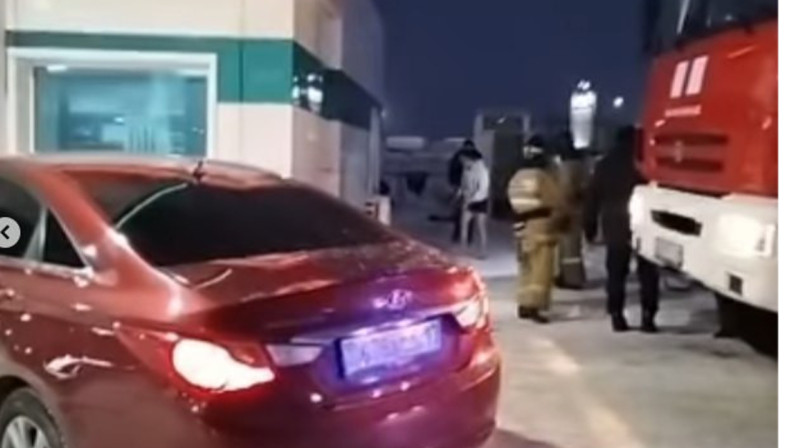 Казахстанец застрял в уличном туалете, пытаясь достать мобильный телефон. ВИДЕО