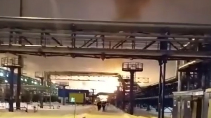 Крупный пожар разгорелся на терминале порта в Ленинградской области