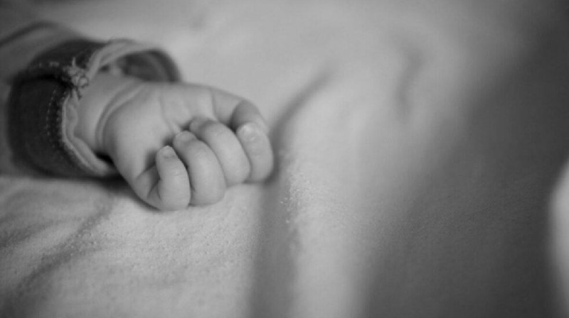 Малышка задохнулась под вещами в кроватке