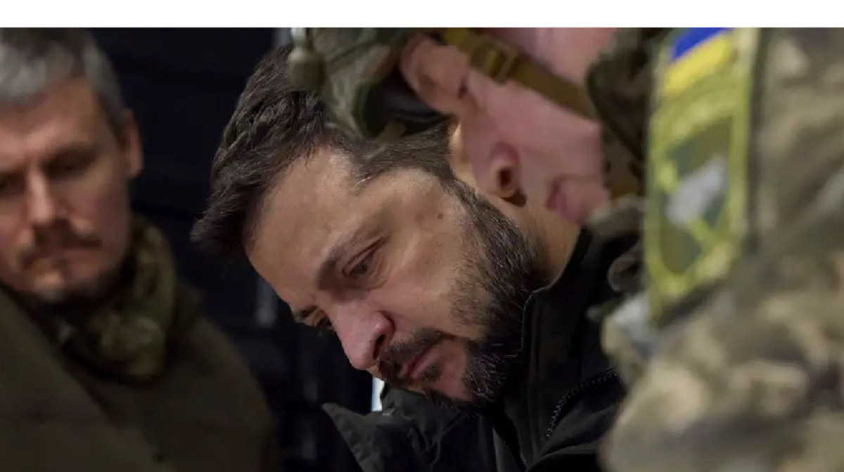 девушки справляют нужду в подъезде. нужду рассказывай. нужду рассказывай. справила нужду в подъезде. девочка справляет нужду на улице.