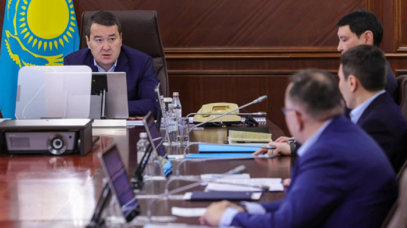 Алихан Смаилов провёл заседание после землетрясения в Алматы