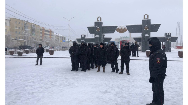 К митингующим в Якутске вышли заместитель главы МВД и начальник полиции