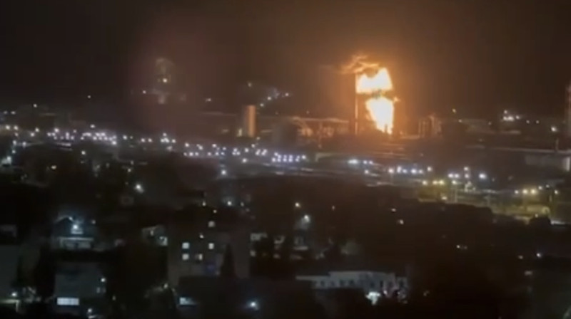 Крупный пожар вспыхнул на нефтебазе в Туапсе после атаки беспилотника