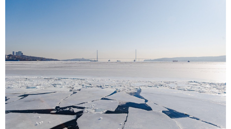 На видео сняли спасение мужчины, оказавшегося на льдине в Усть-Каменогорске