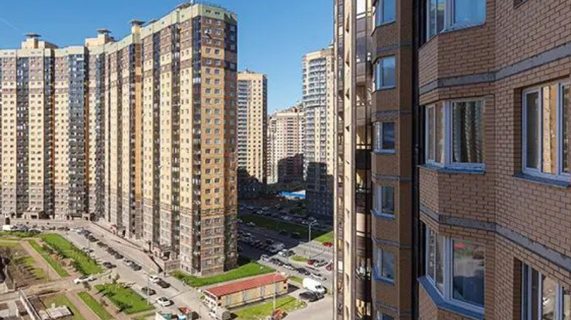 В Красноярске женщина выпала из окна после ссоры с мужчиной