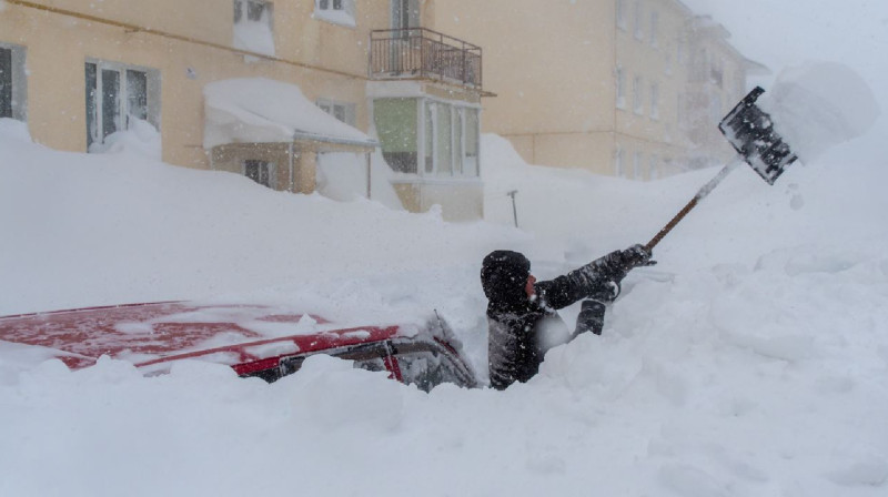 «Идешь, идешь, а под ногами - машина»: снежный апокалипсис на Сахалине (видео)