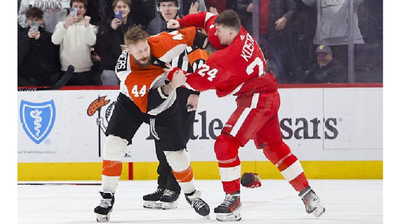 Сбросили перчатки: российский хоккеист подрался с канадцем в матче НХЛ
