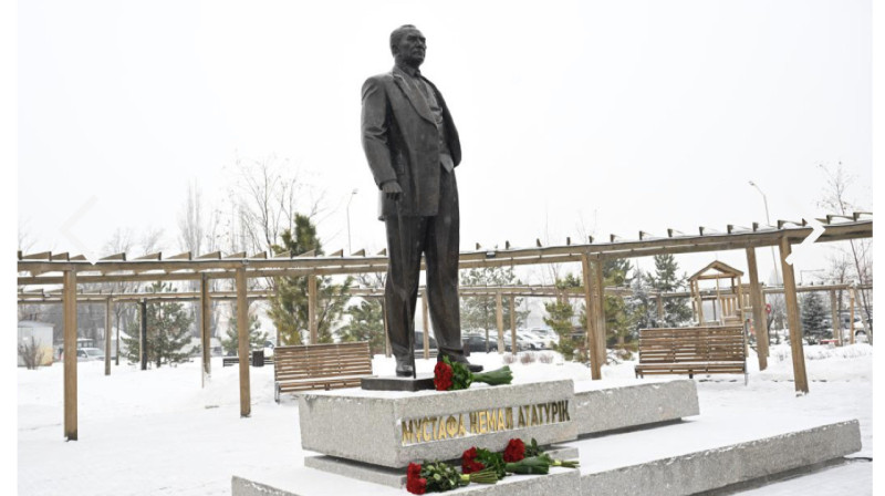 В Алматы открыли памятник Мустафе Кемалю Ататюрку