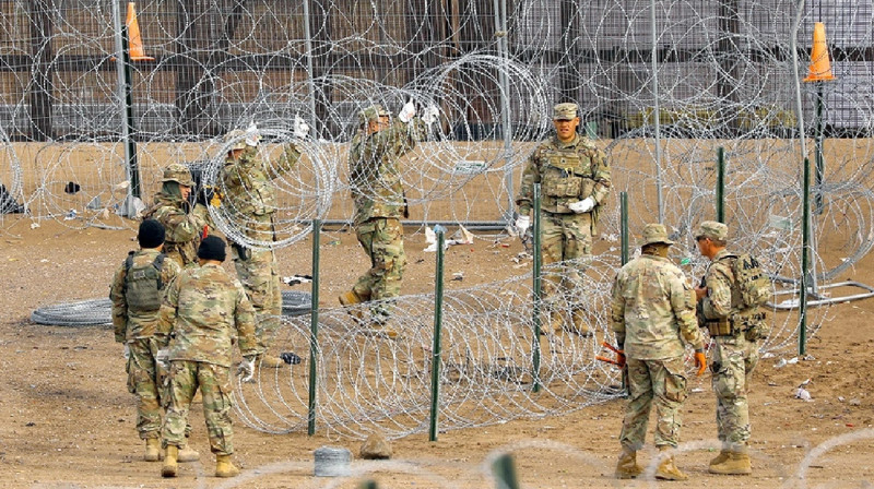 В Техасе силовики взяли границу под контроль и отказываются передавать её федеральным силам США