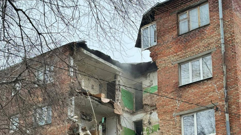 Часть аварийного дома обрушилась в Ростове-на-Дону