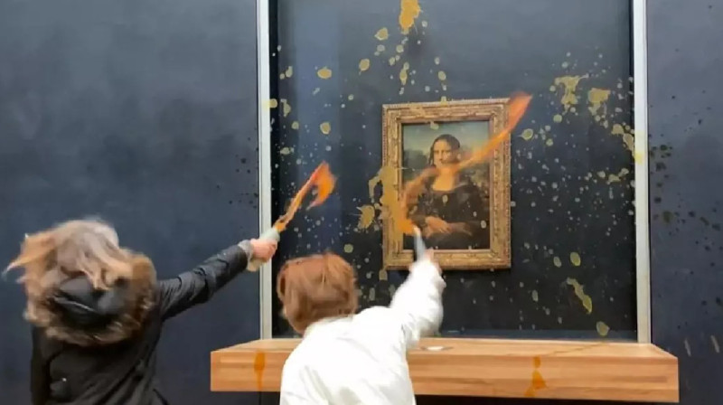 Экоактивисты облили "Мону Лизу" супом. ВИДЕО