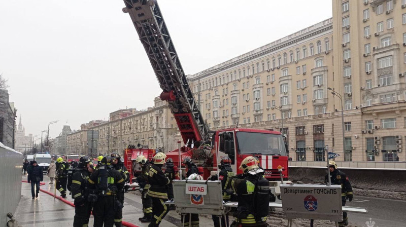 Крупный пожар произошел в театре сатиры на Триумфальной площади Москвы