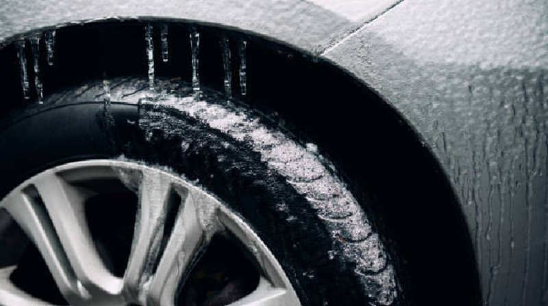 В Атырау мужчина на автомобиле провалился под лед и погиб