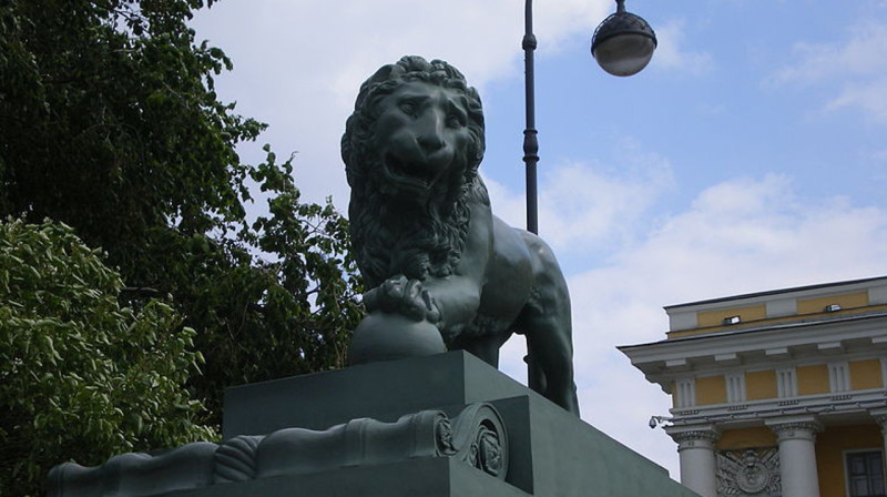 В Санкт-Петербурге из-за вандалов у Дворцового моста убрали скульптуры львов