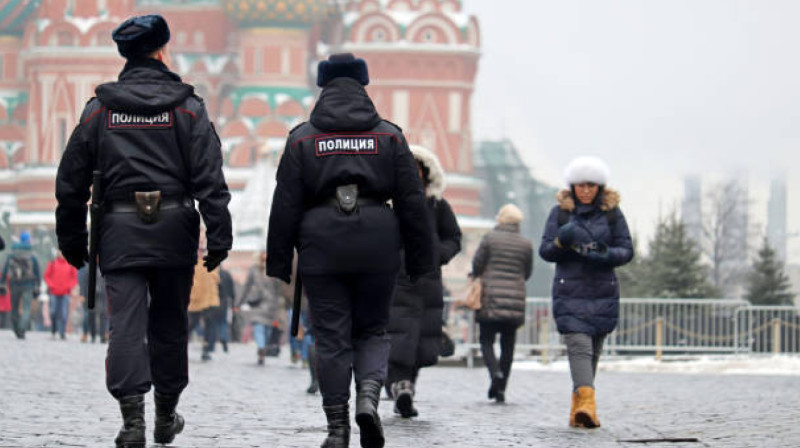 Мужчина напал на полицейских в Москве, выкрикивая лозунги в поддержку Украины