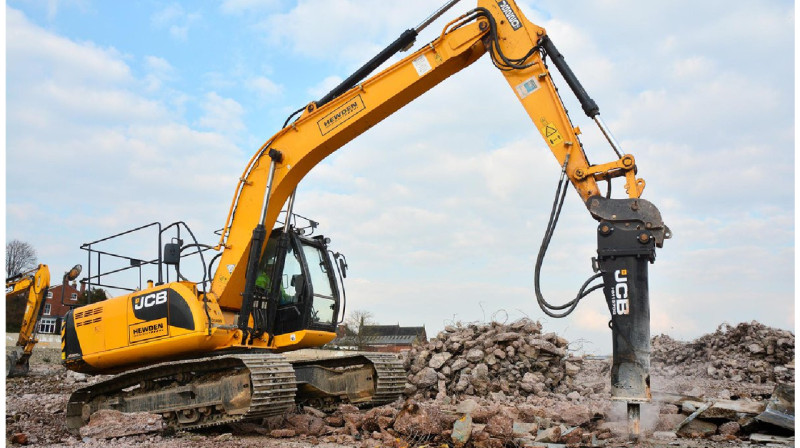 Провалился автобус: экскаватор с гидромолотом работает на месте обвала в "Майкаинзолото"