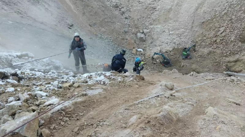 Провалился автобус: спасателям удалось добраться до колеса