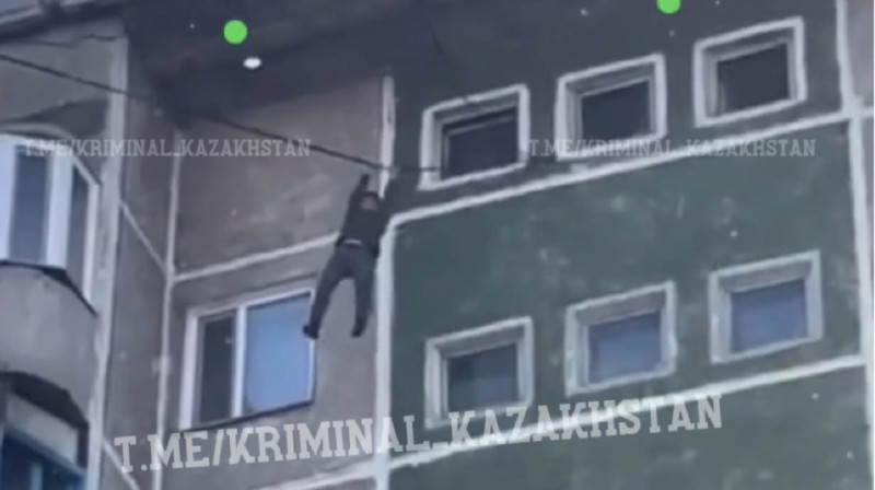 Житель Павлодара упал с кабеля на девятом этаже и разбился. Видео