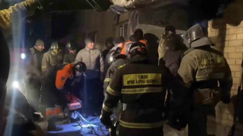 Обрушение дома в Карагандинской области: из-под завалов извлечены тела двух человек