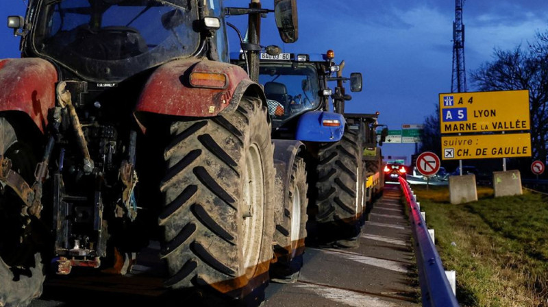 Протестующие французские фермеры блокируют дороги к столице