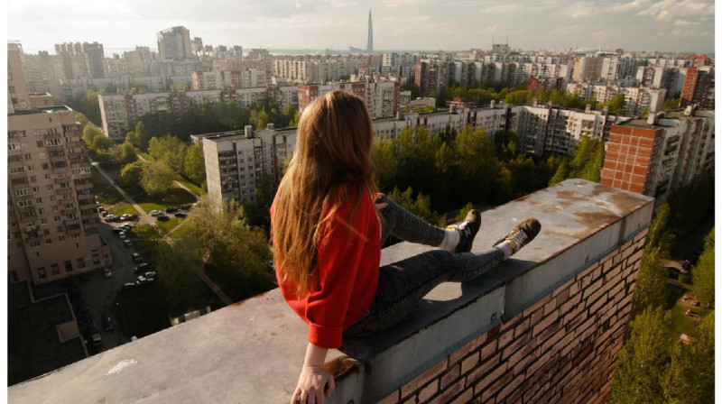 Селфи на крыше многоэтажки едва не стоило жизни подросткам в ВКО (видео)