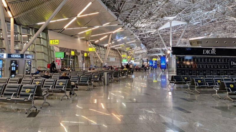 Больше тысячи авиарейсов отменят во Франции из-за забастовок