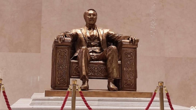 Еще один памятник Назарбаеву демонтировали в Казахстане